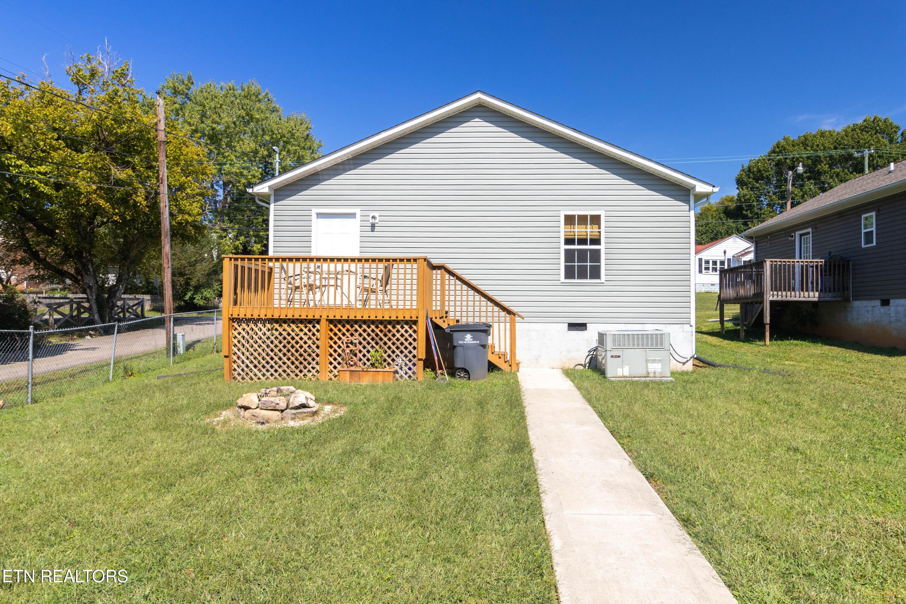 524 Ne Midlake Drive Northeast Drive Property Photo 18