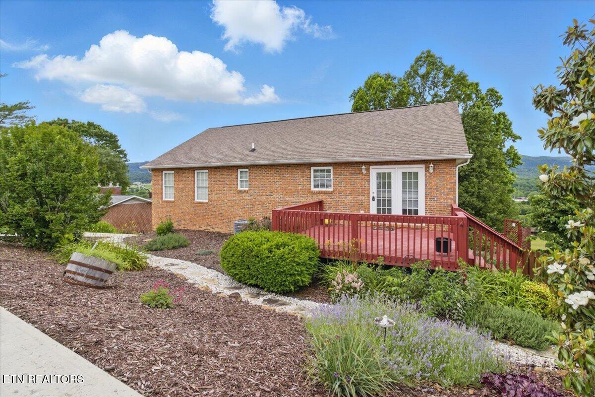 262 Cresent St Property Photo 2