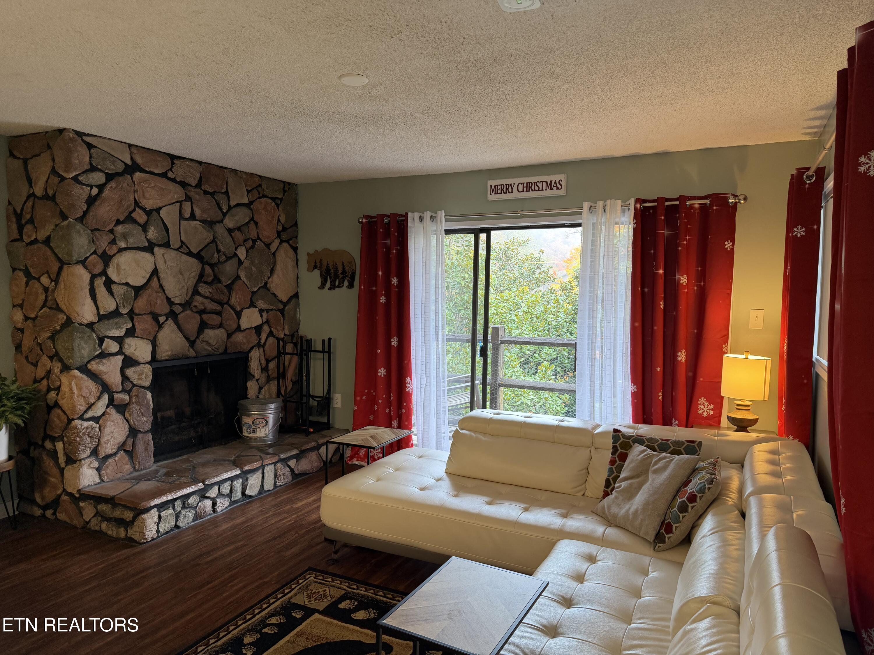 1081 Cove Rd Property Photo 2