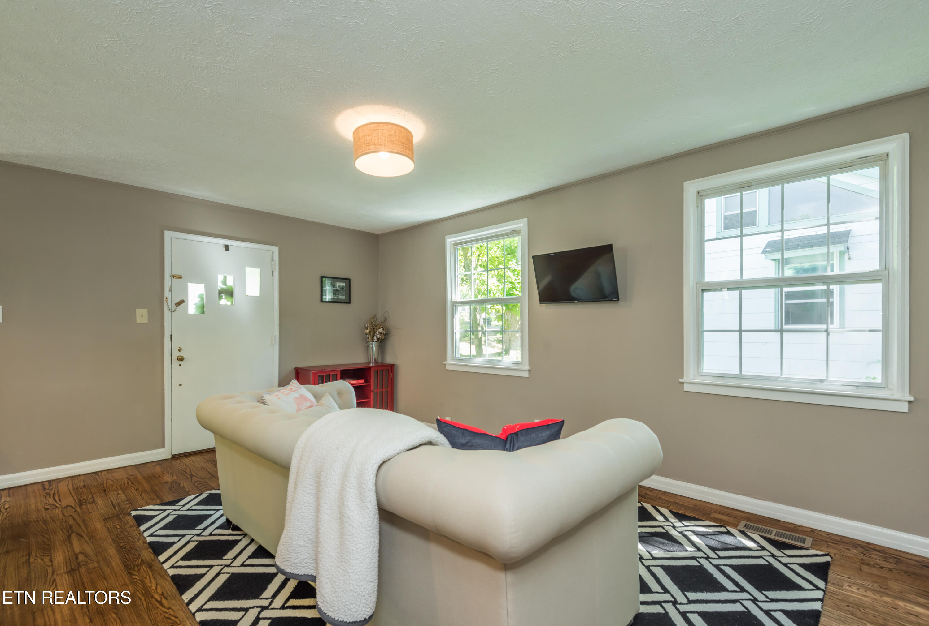 3957 Greenleaf Ave Property Photo 3