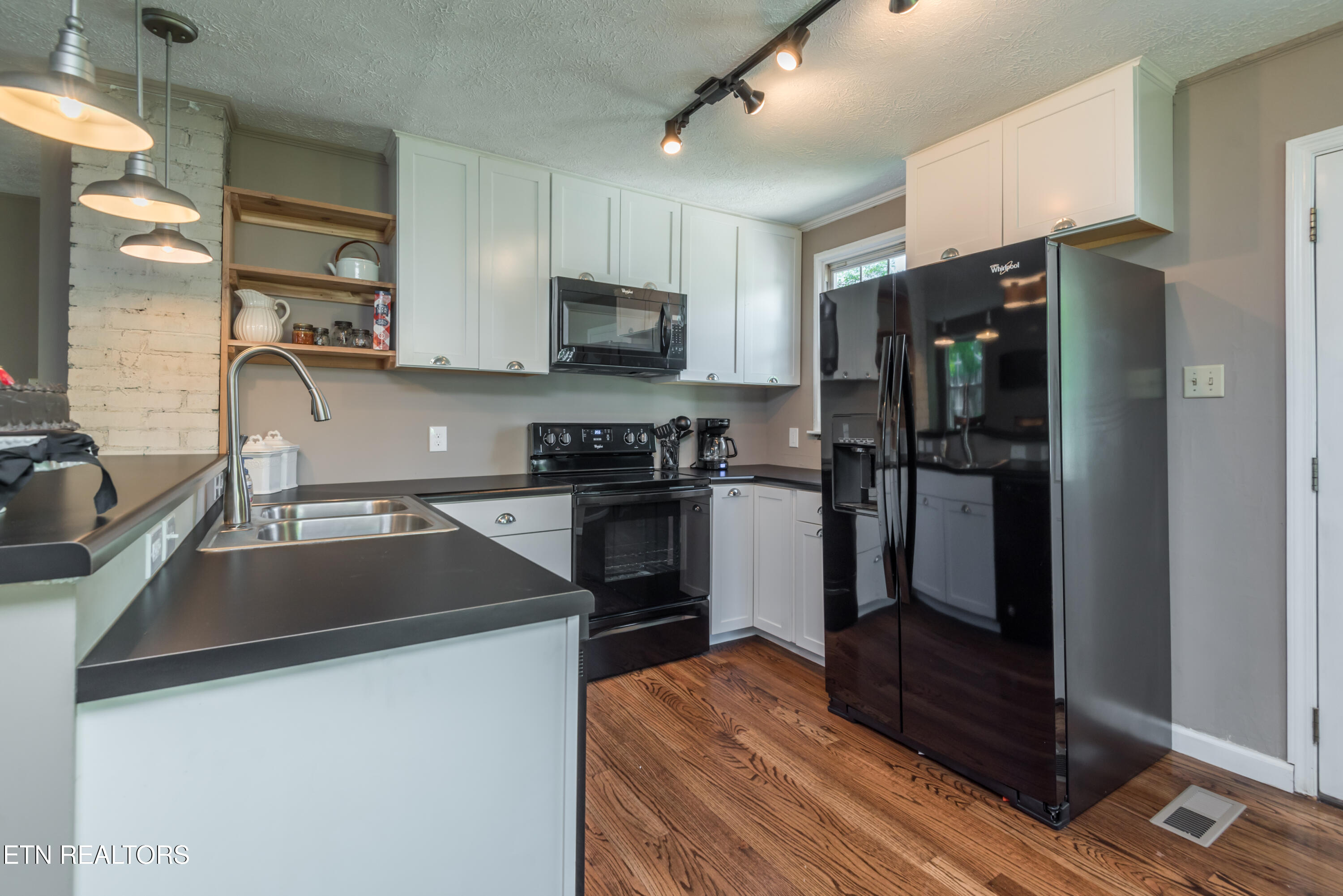 3957 Greenleaf Ave Property Photo 6