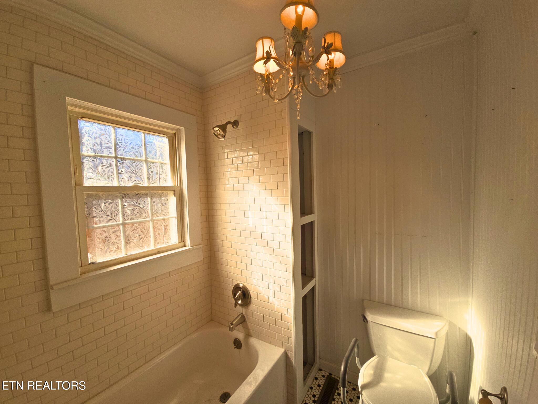 709 Southern Parkway Property Photo 12