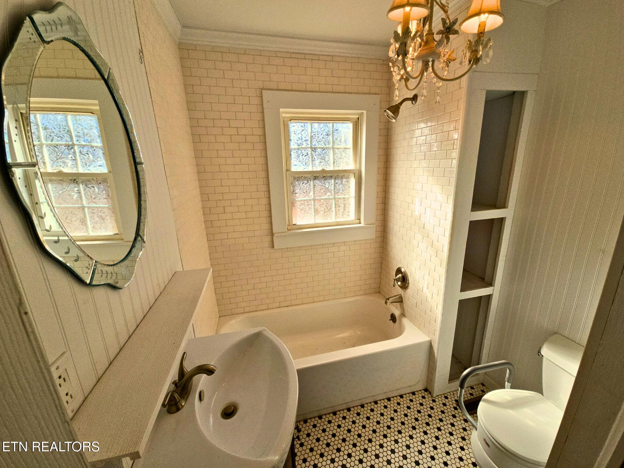 709 Southern Parkway Property Photo 13