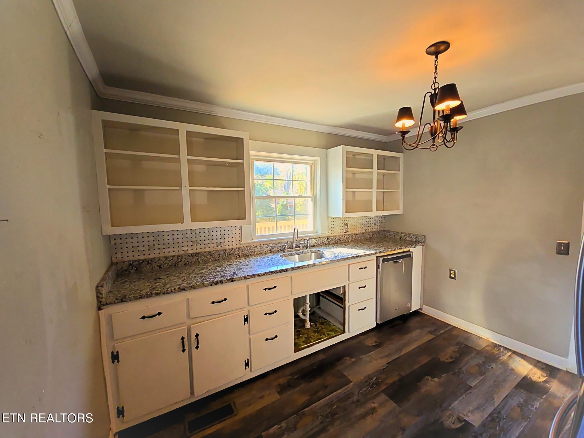 709 Southern Parkway Property Photo 14