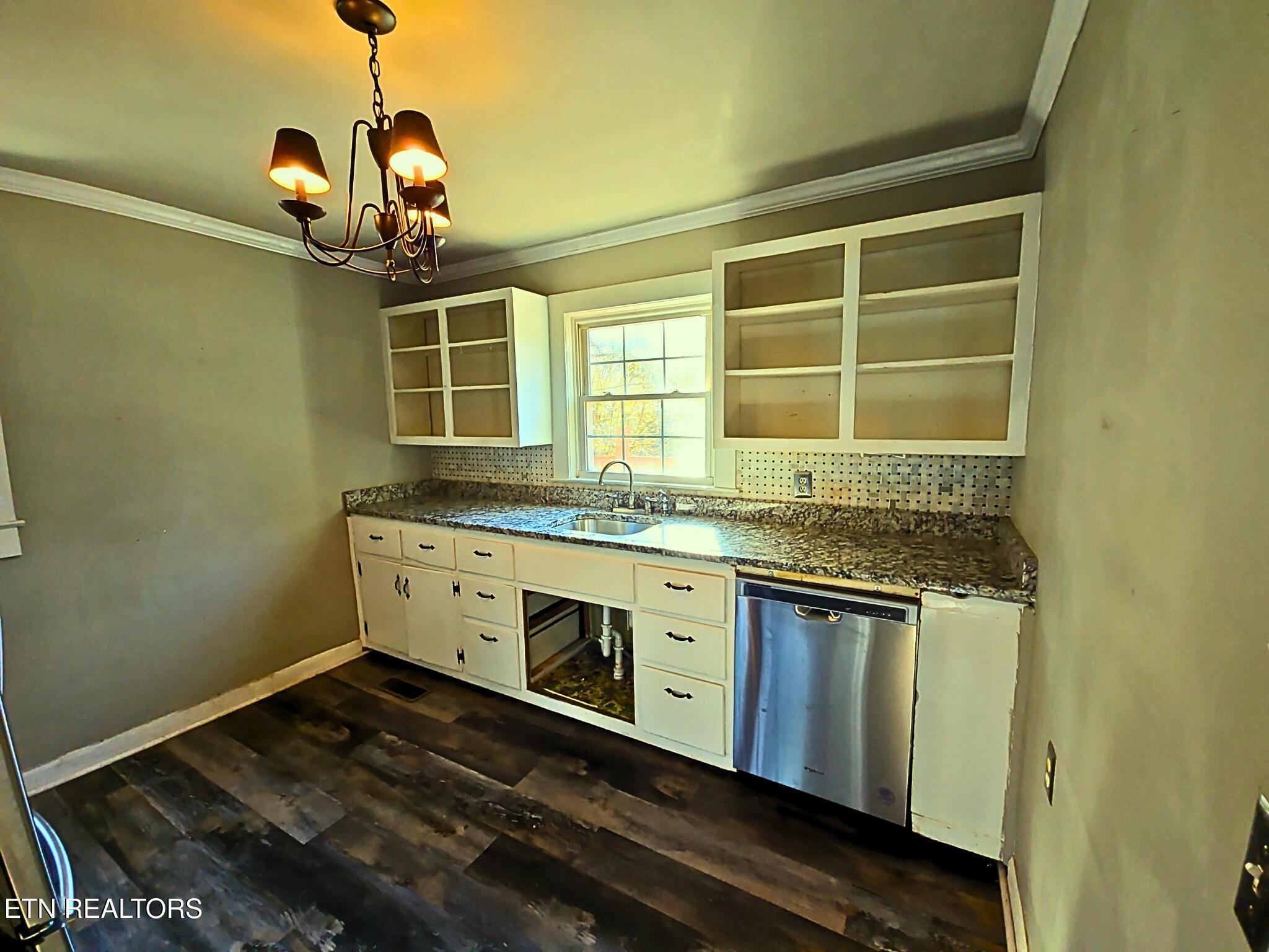 709 Southern Parkway Property Photo 15