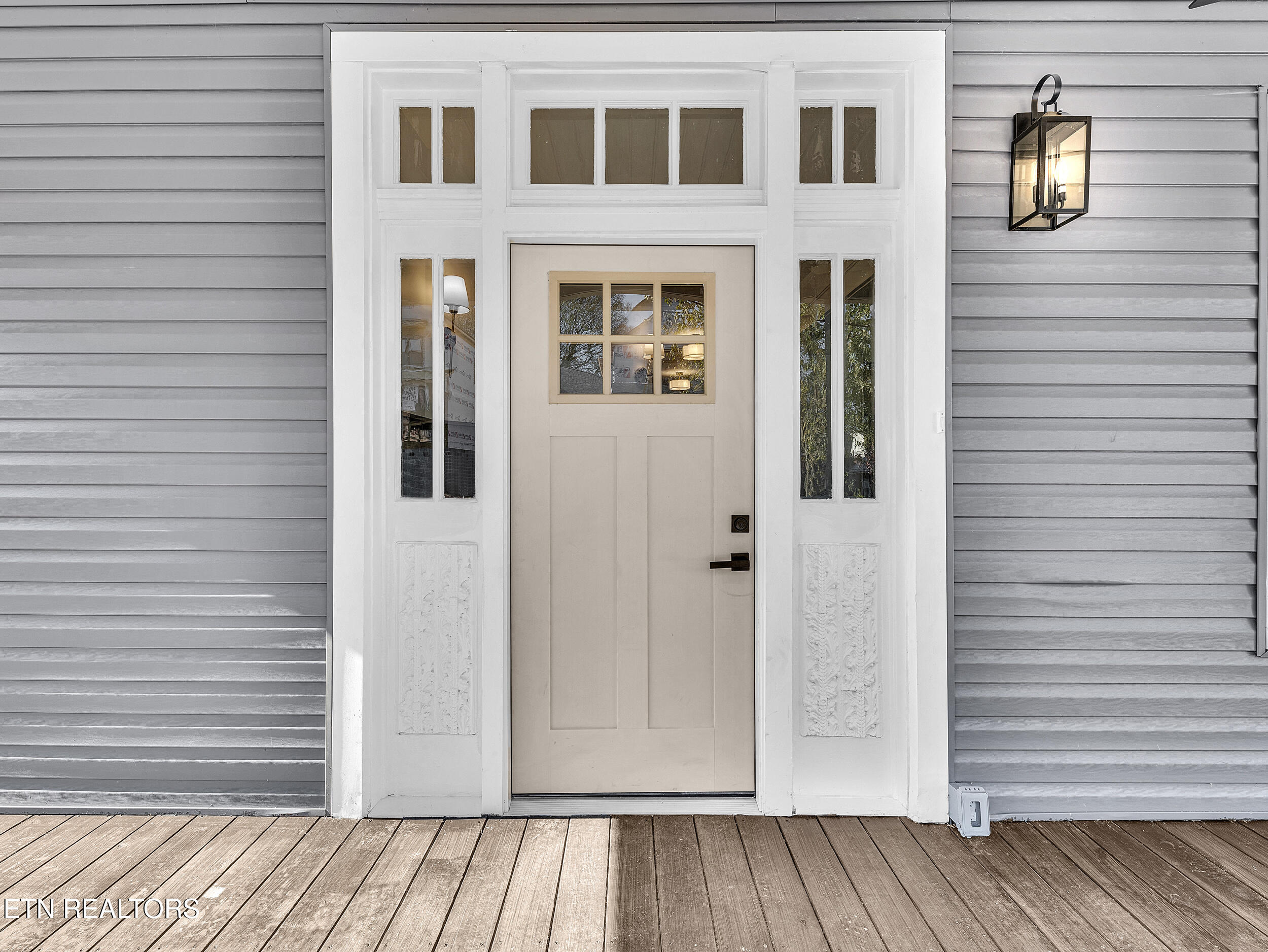 2219 Lincoln St Property Photo 3