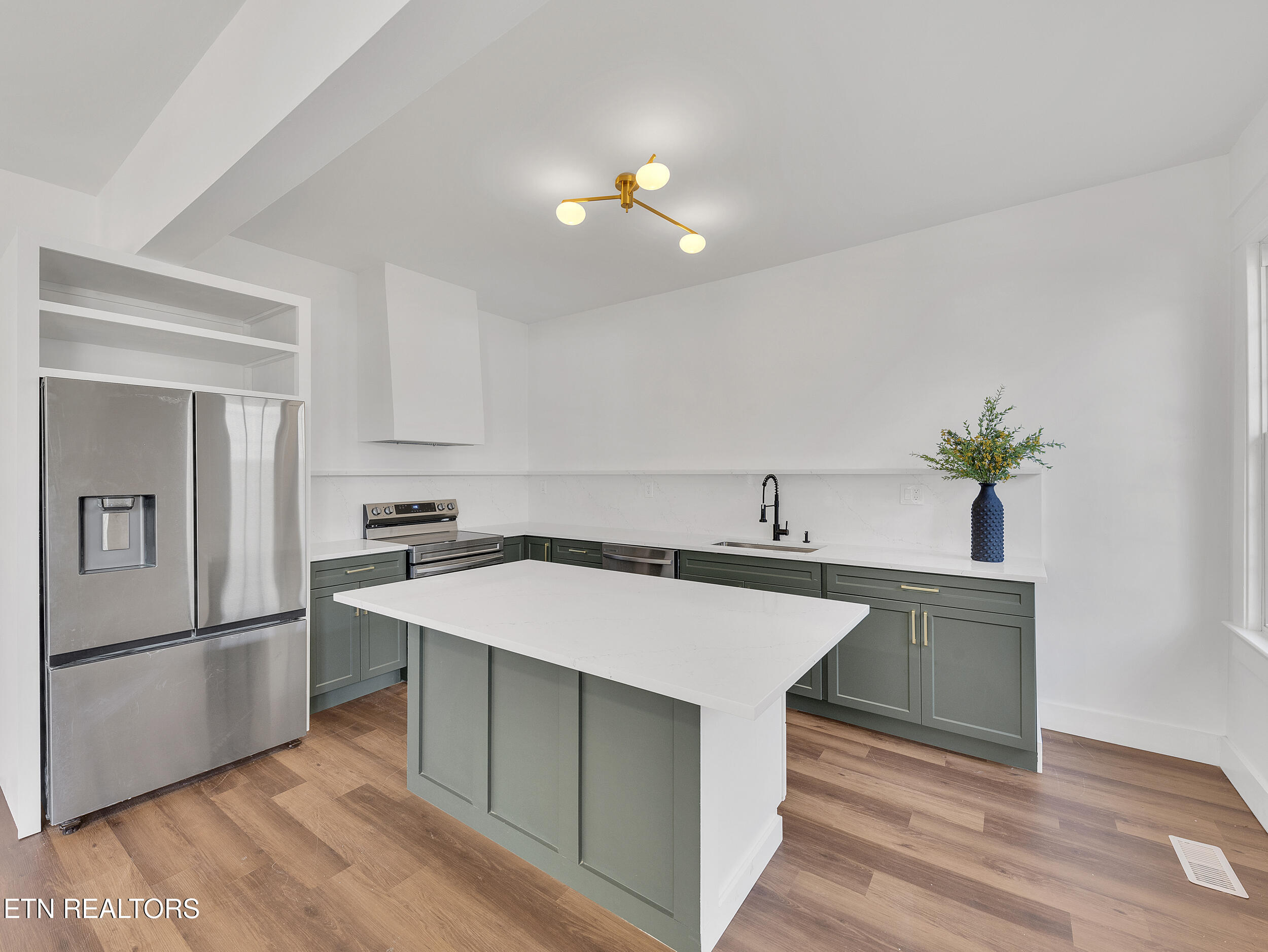 2219 Lincoln St Property Photo 9