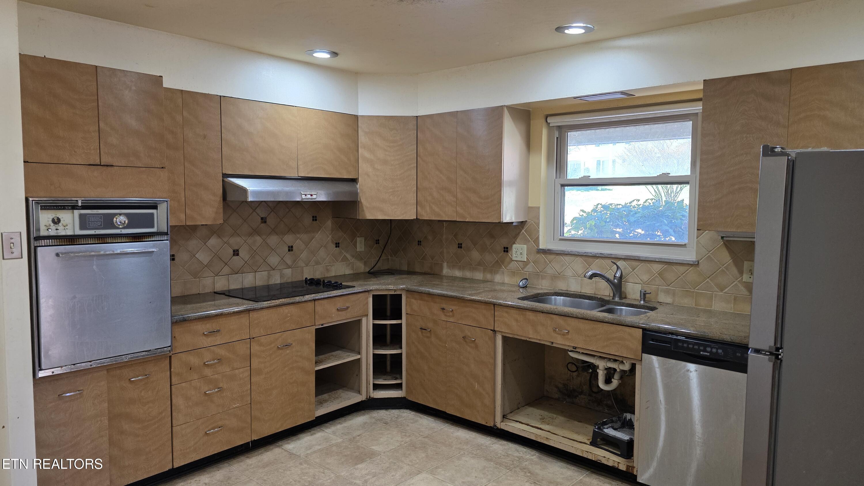 200 Suburban Rd Property Photo 8