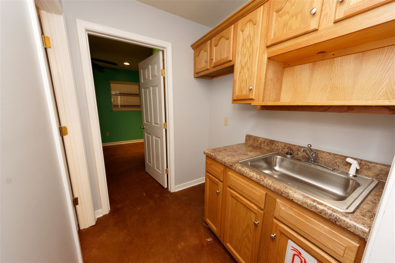 905 W Northside Drive Property Photo 10