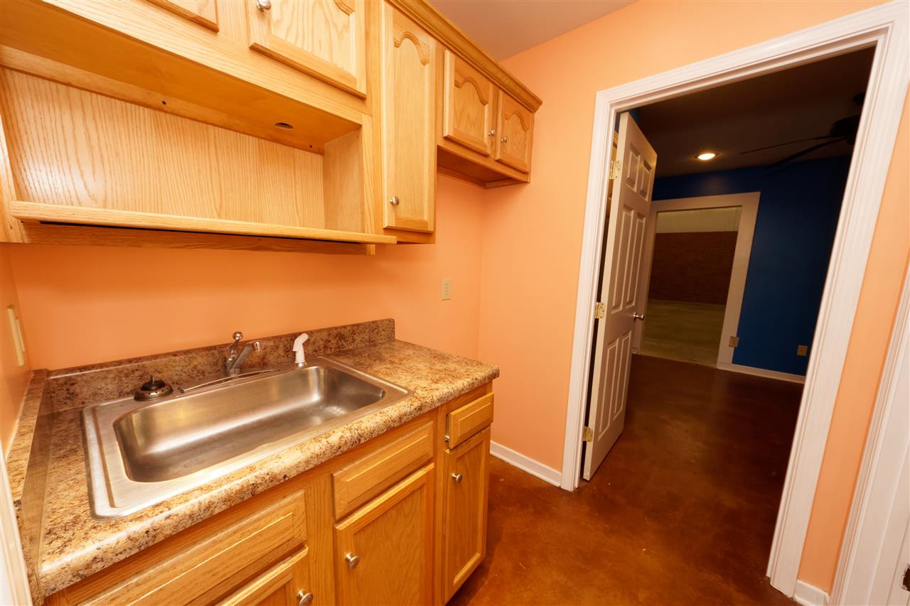 905 W Northside Drive Property Photo 16