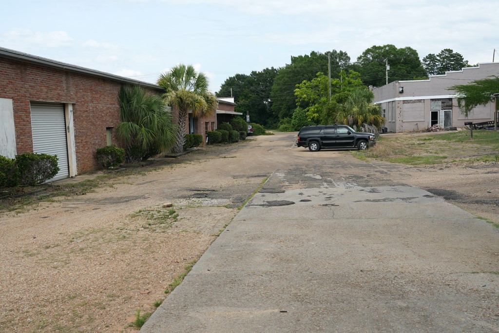 210 S Broad Way Property Photo 2