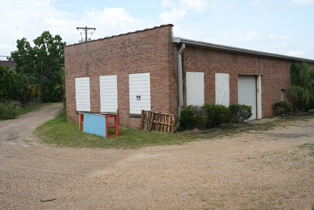 210 S Broad Way Property Photo 3