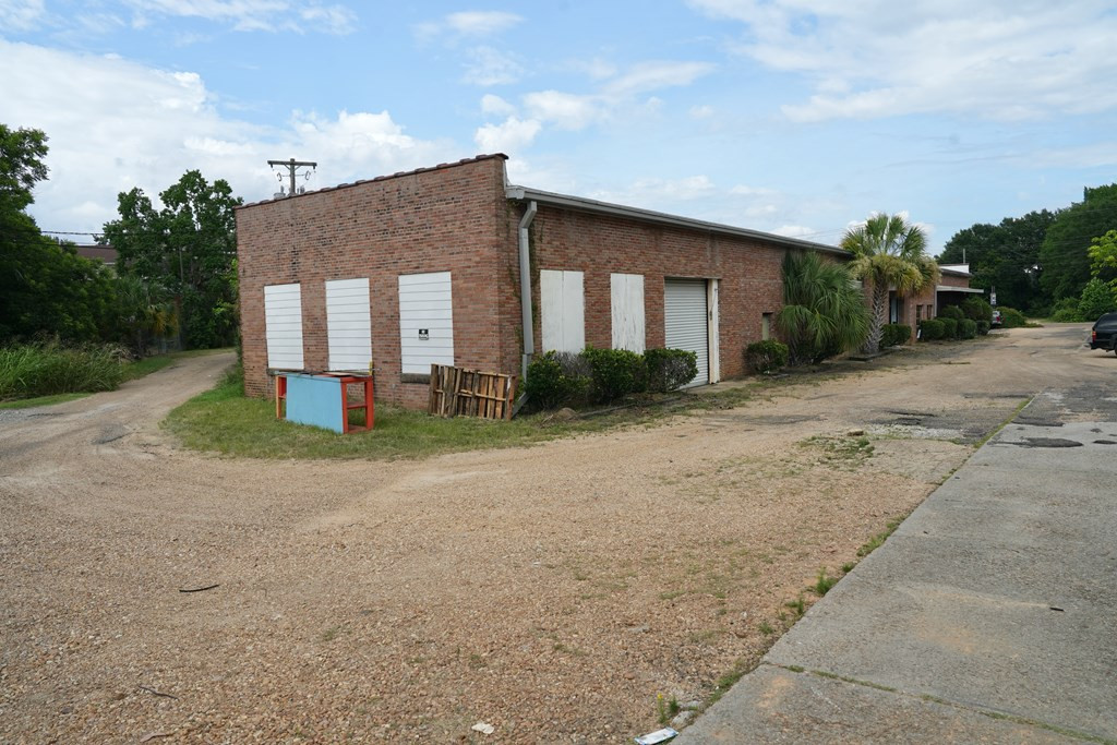 210 S Broad Way Property Photo 4
