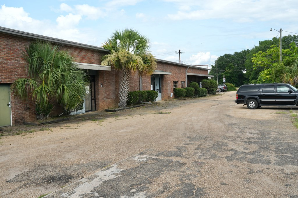 210 S Broad Way Property Photo 5