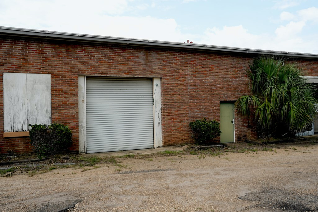 210 S Broad Way Property Photo 6