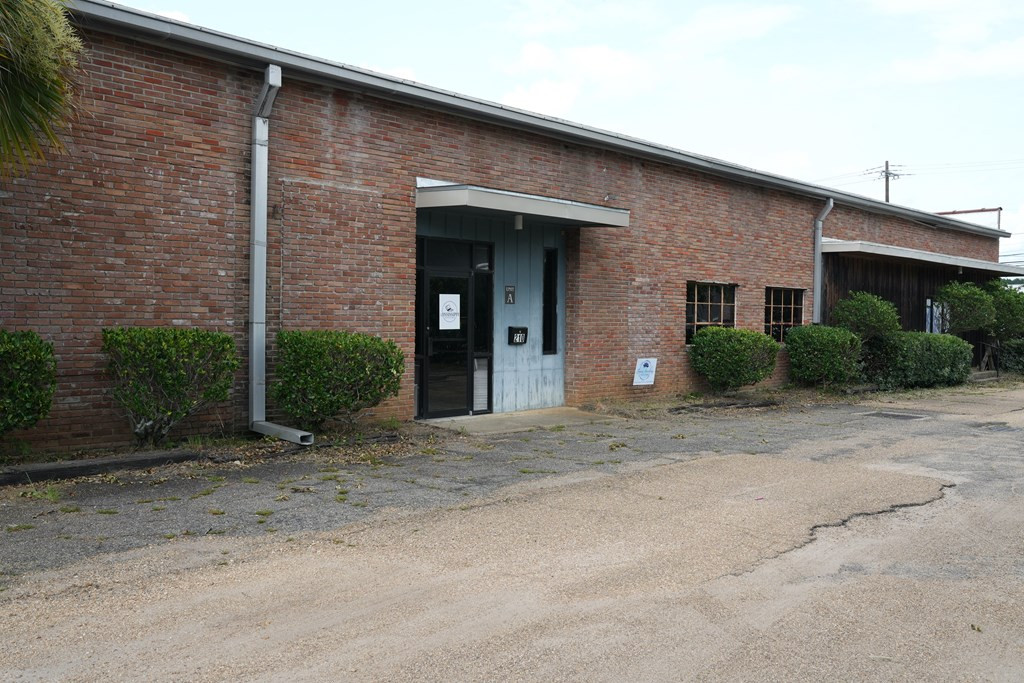 210 S Broad Way Property Photo 8