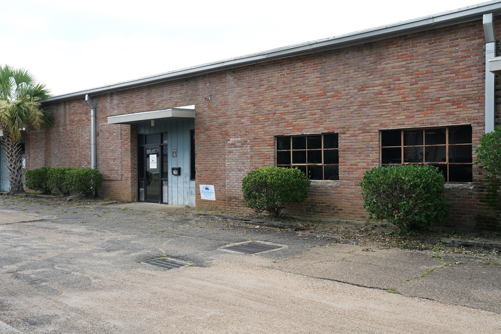 210 S Broad Way Property Photo 9