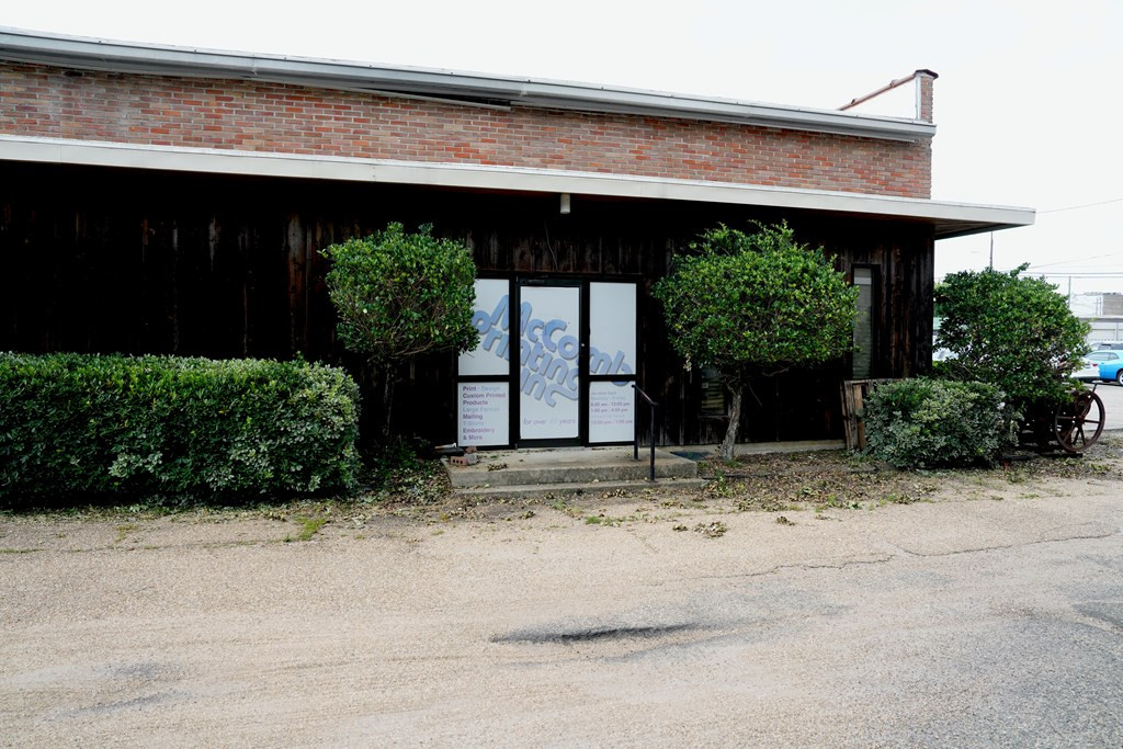 210 S Broad Way Property Photo 10