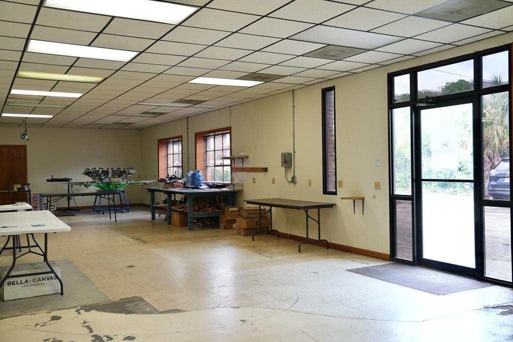 210 S Broad Way Property Photo 11