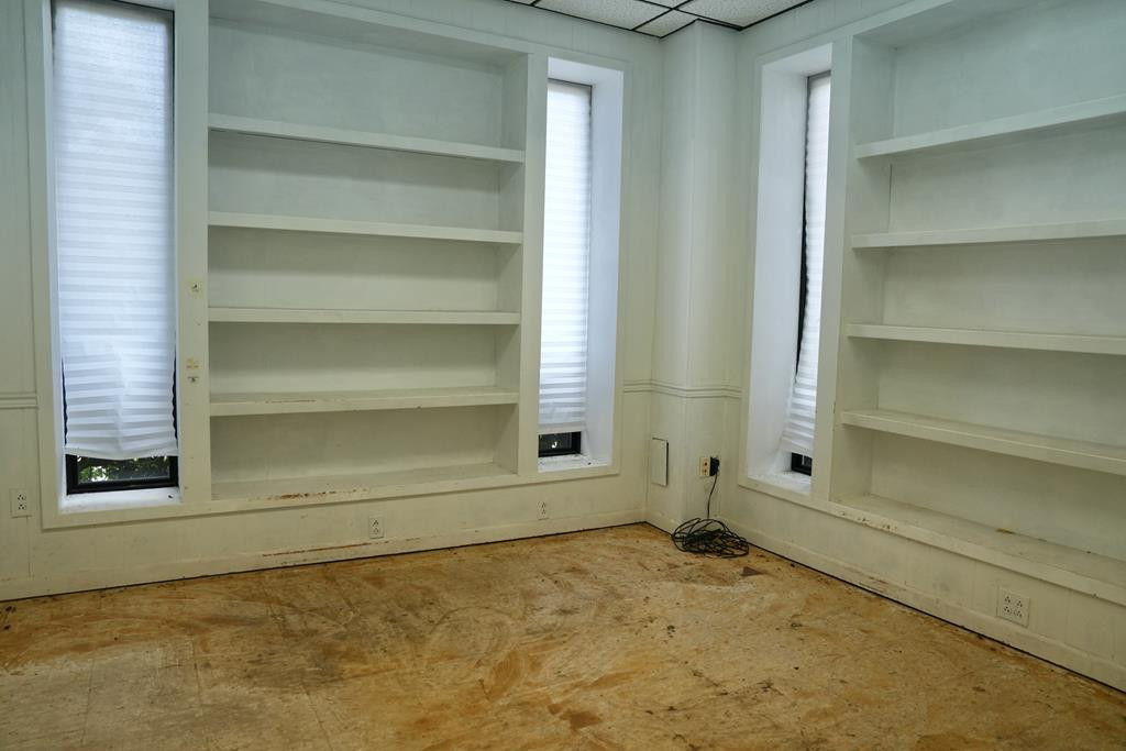 210 S Broad Way Property Photo 36