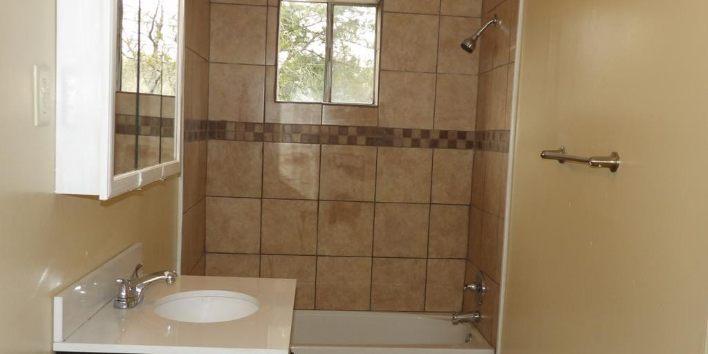 1004 White Oak St Property Photo 5