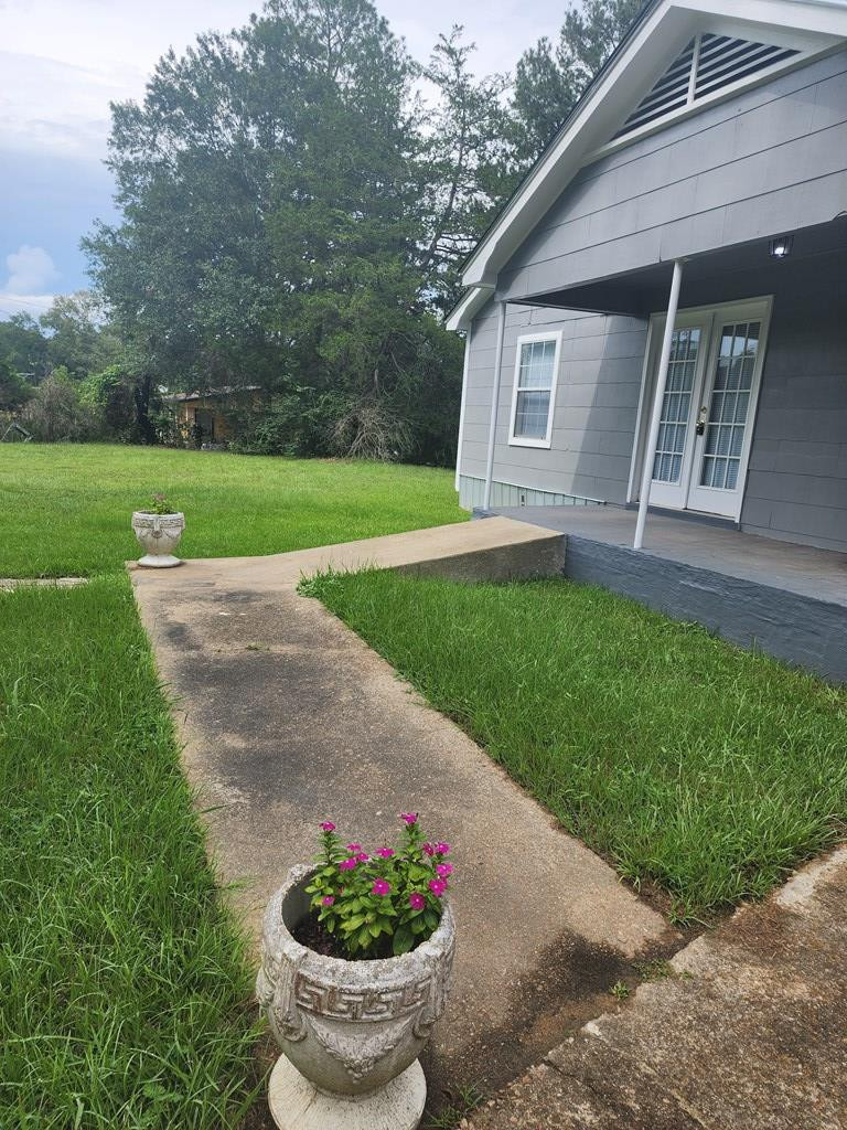 1004 White Oak St Property Photo 11