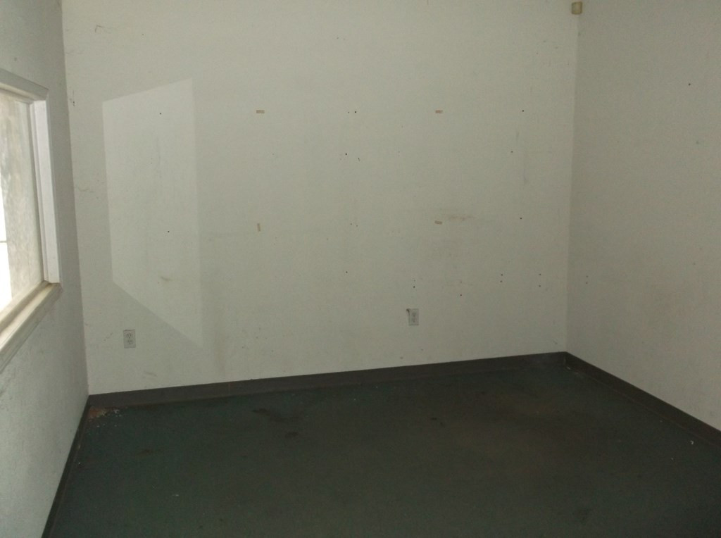 903 S Locust Street Property Photo 8