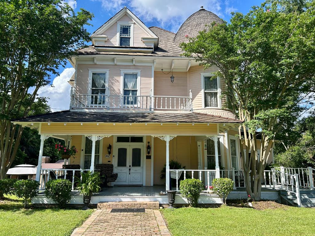 102 Myrtle St W Property Photo 1
