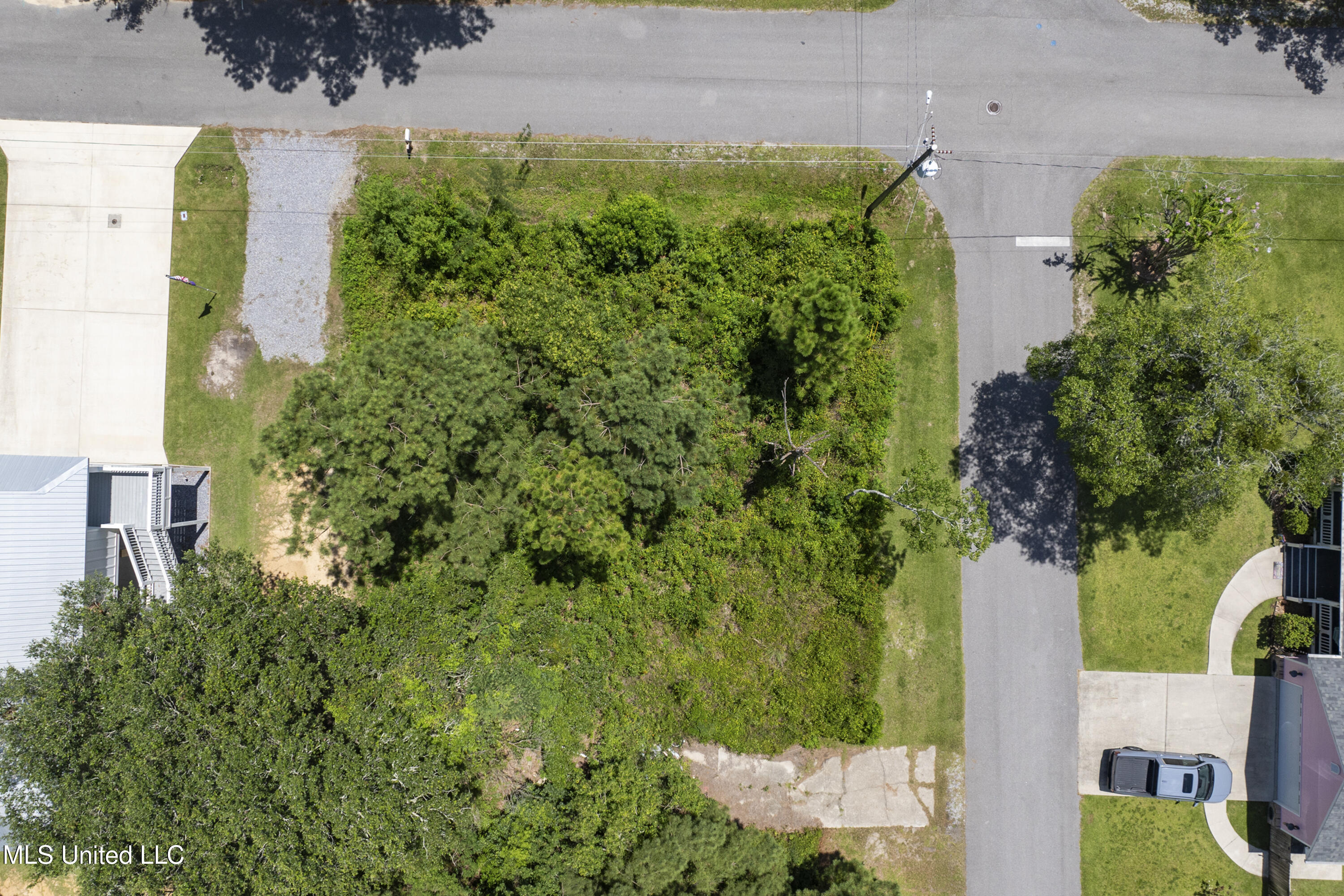 233 Leonhard Avenue Property Photo 4