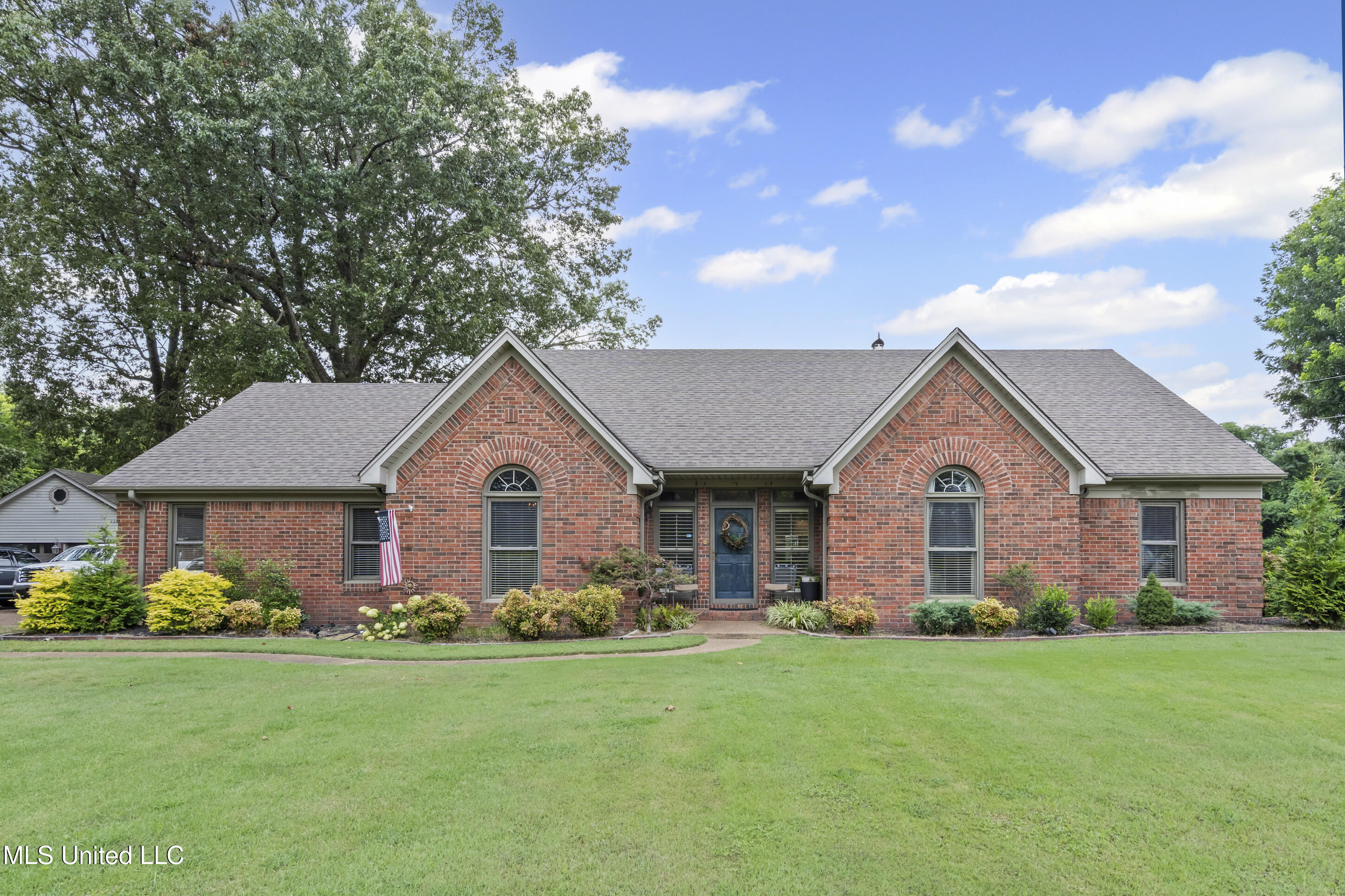 9095 Willow Branch Drive Property Photo 1