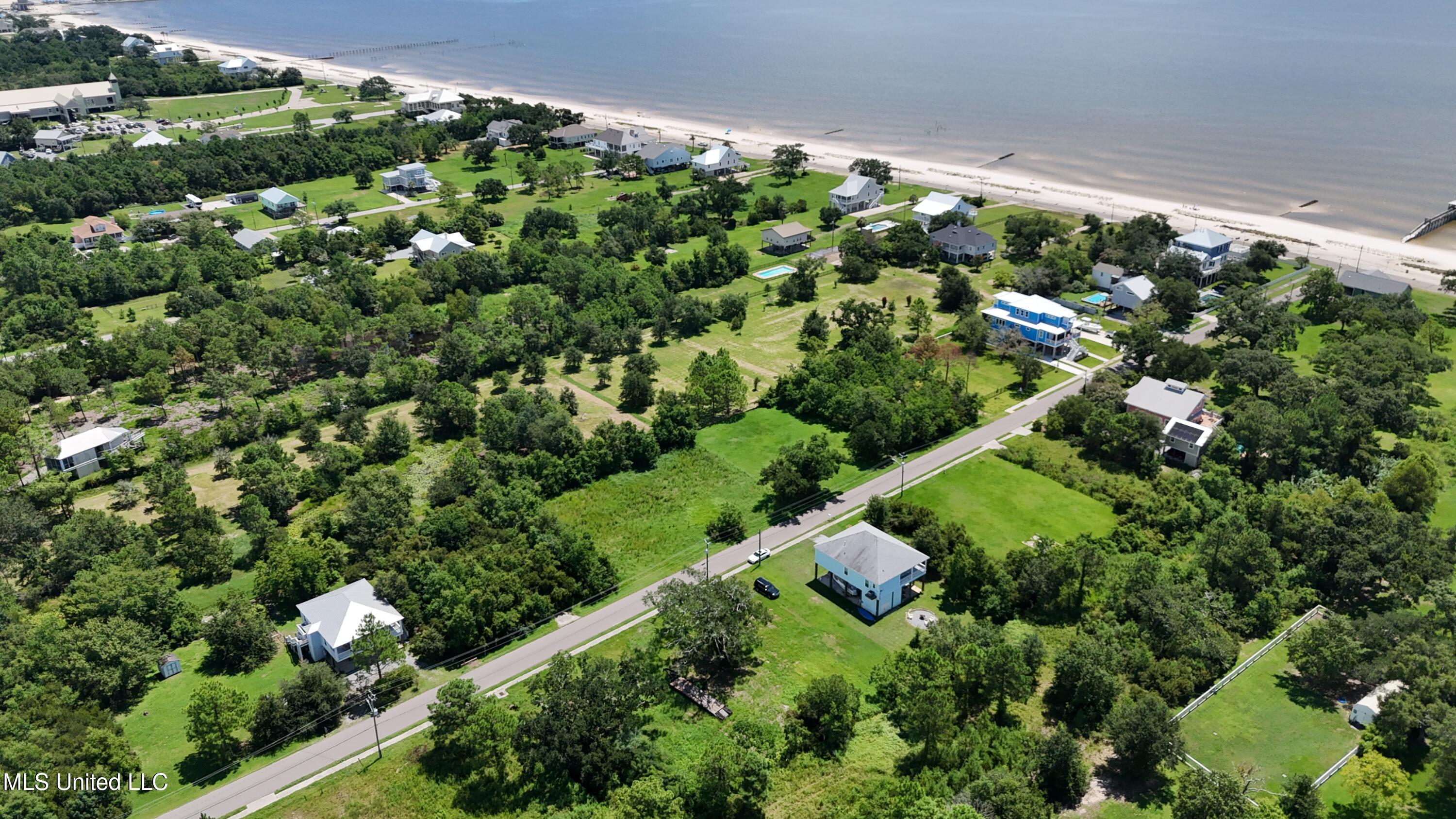 137 Oak Boulevard Property Photo 1