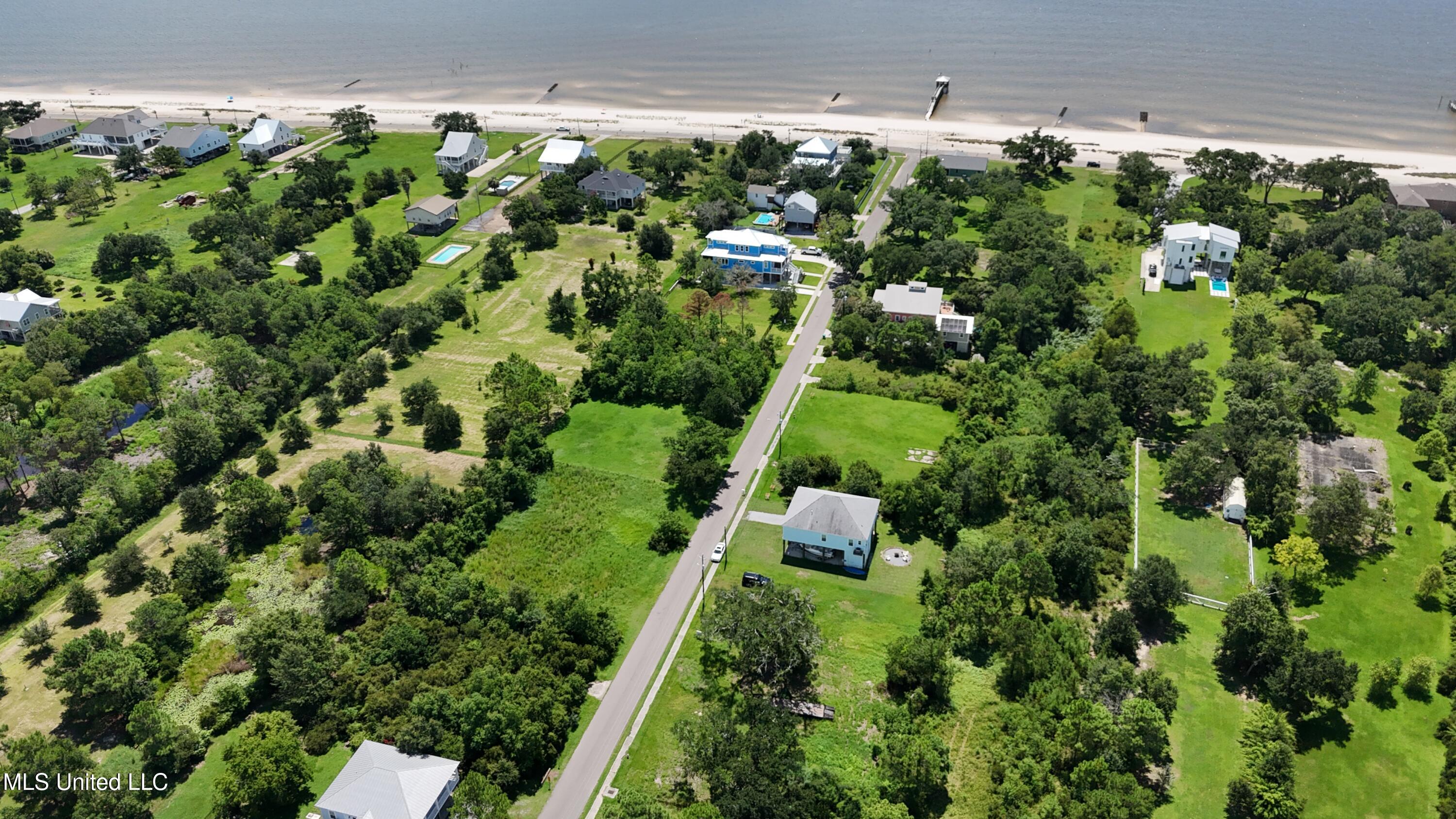137 Oak Boulevard Property Photo 4