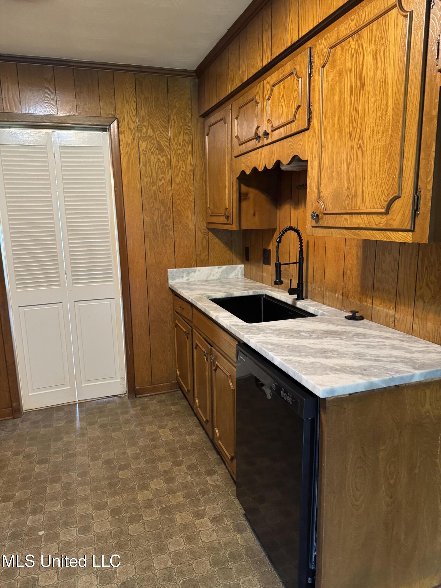 6202 Whitestone Road Property Photo 4