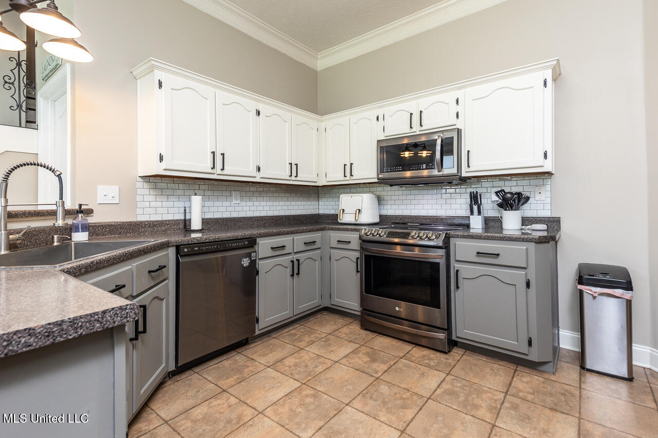 7846 Holly Ridge Drive Property Photo 7