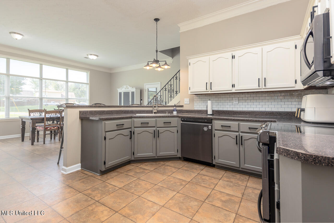 7846 Holly Ridge Drive Property Photo 8