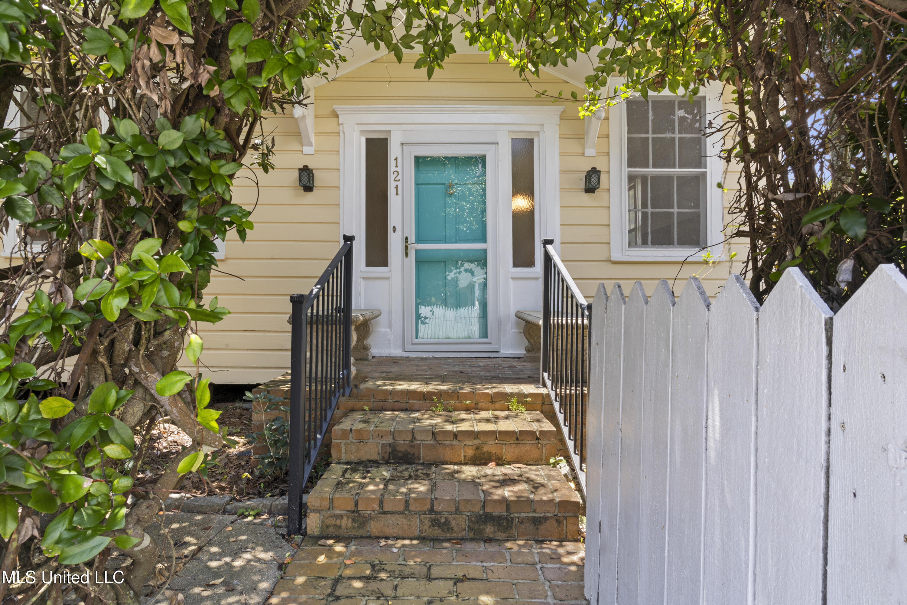 121 Seal Avenue Property Photo 1
