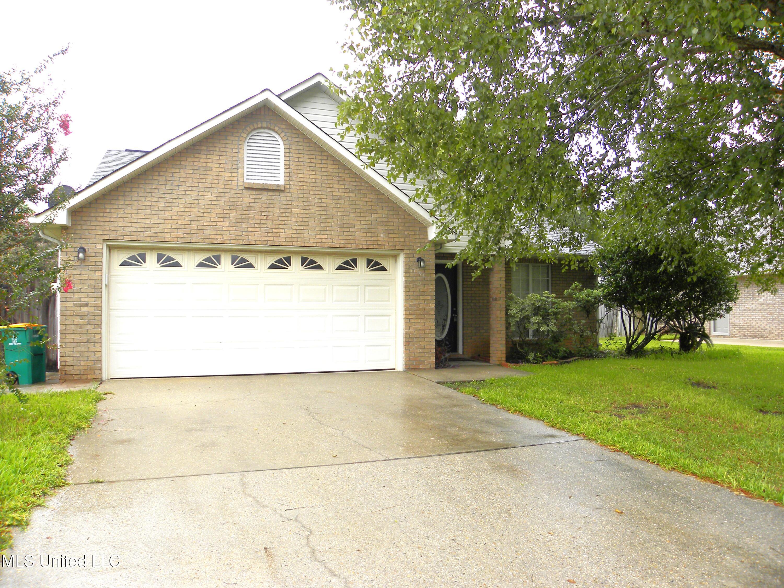 2084 Carolwood Drive Property Photo 1