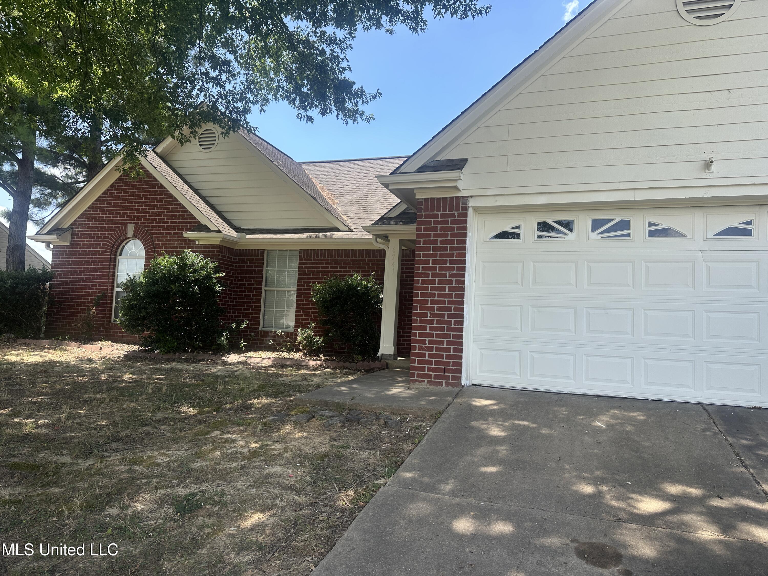 6741 Hunters Crossing Property Photo 1