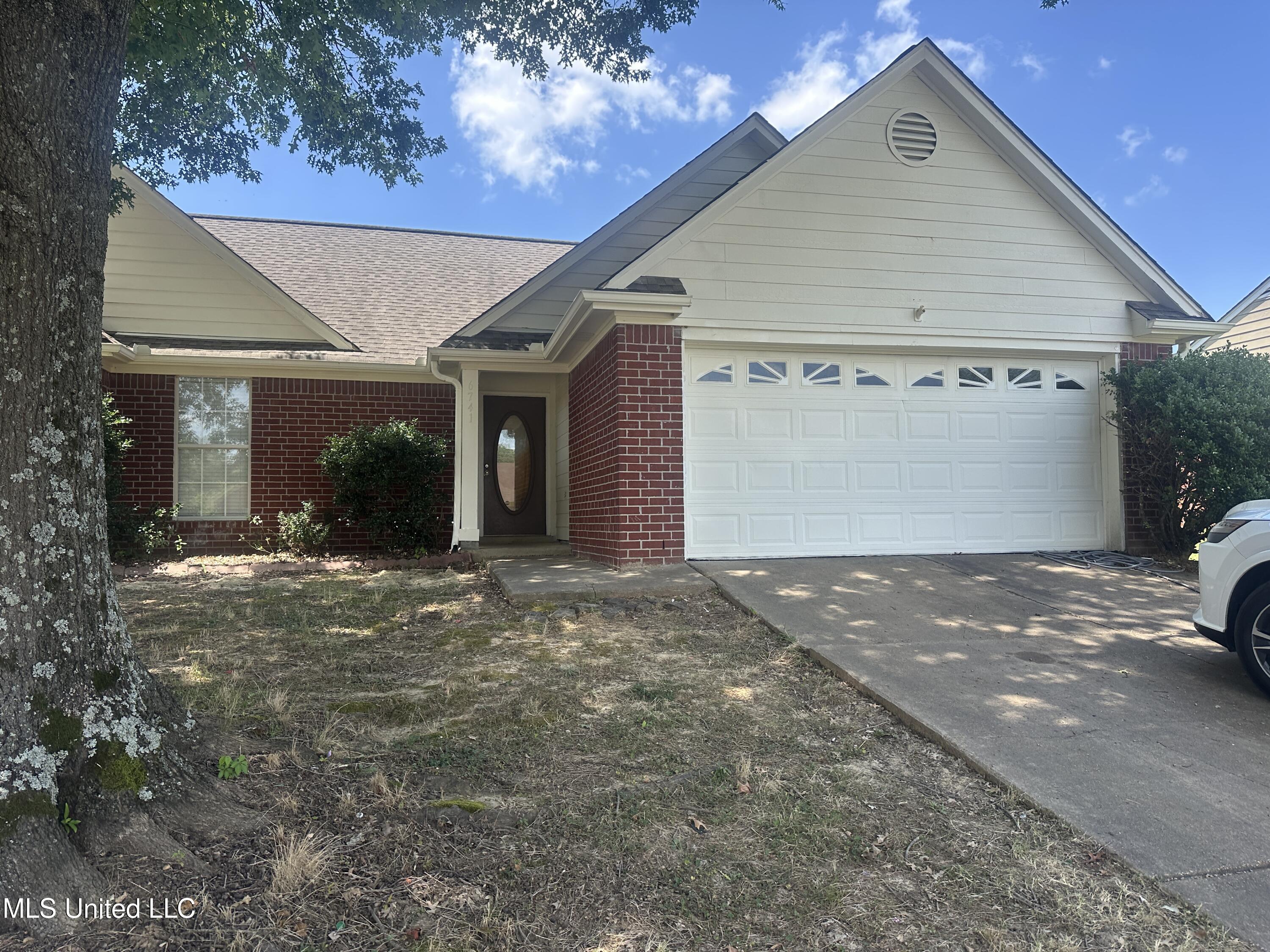 6741 Hunters Crossing Property Photo 2