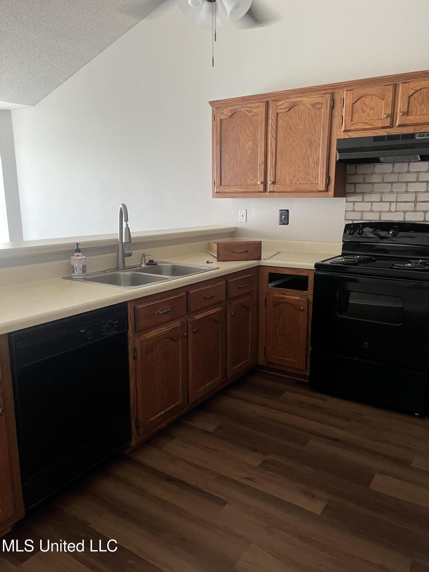 6741 Hunters Crossing Property Photo 4