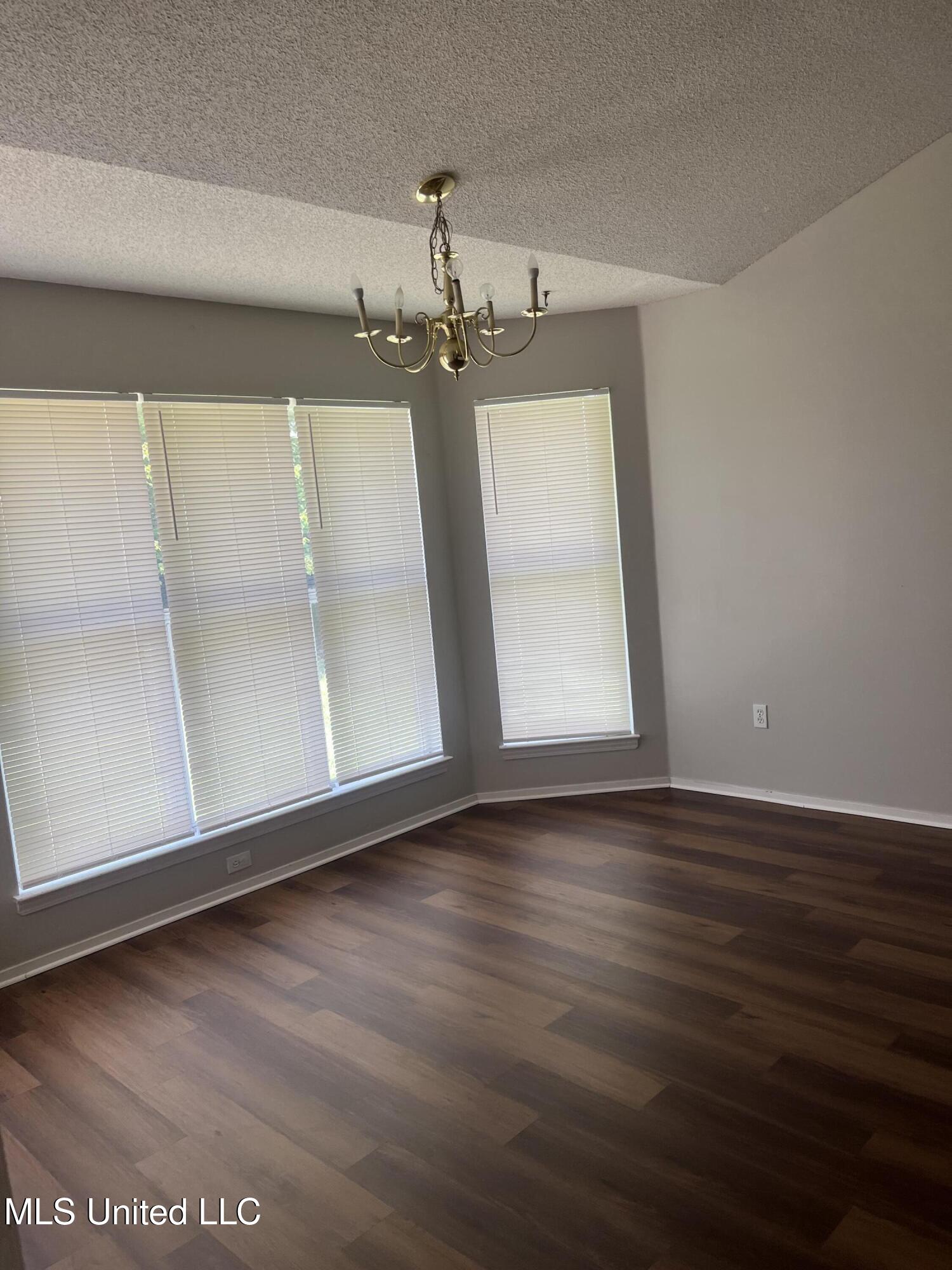 6741 Hunters Crossing Property Photo 5