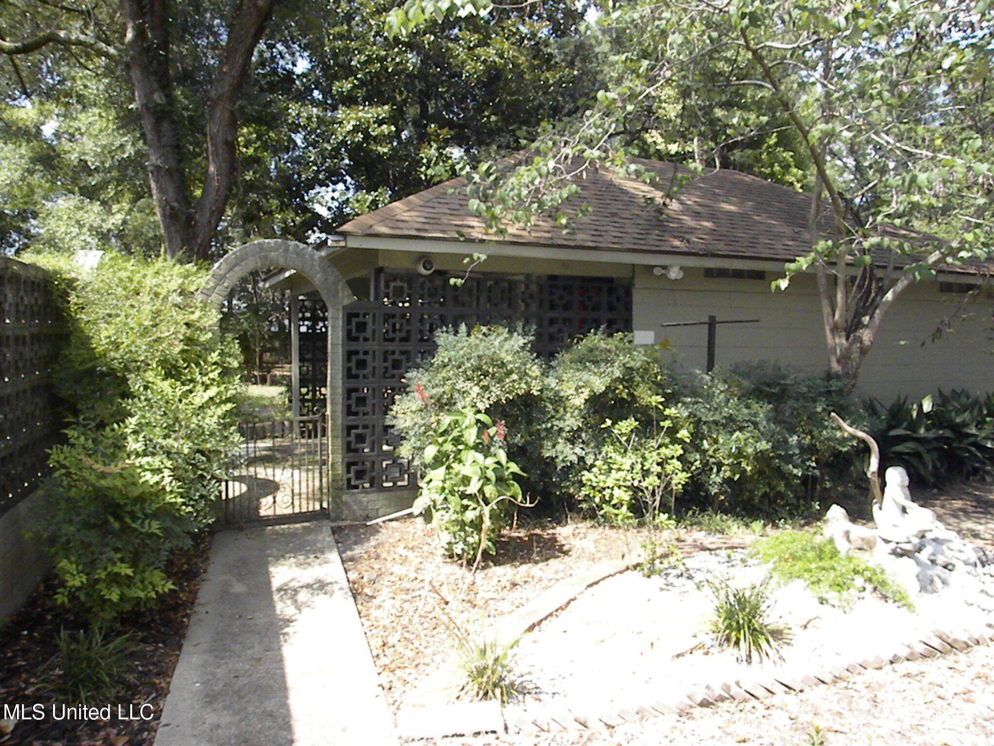 2096 Pat Lane Property Photo 1