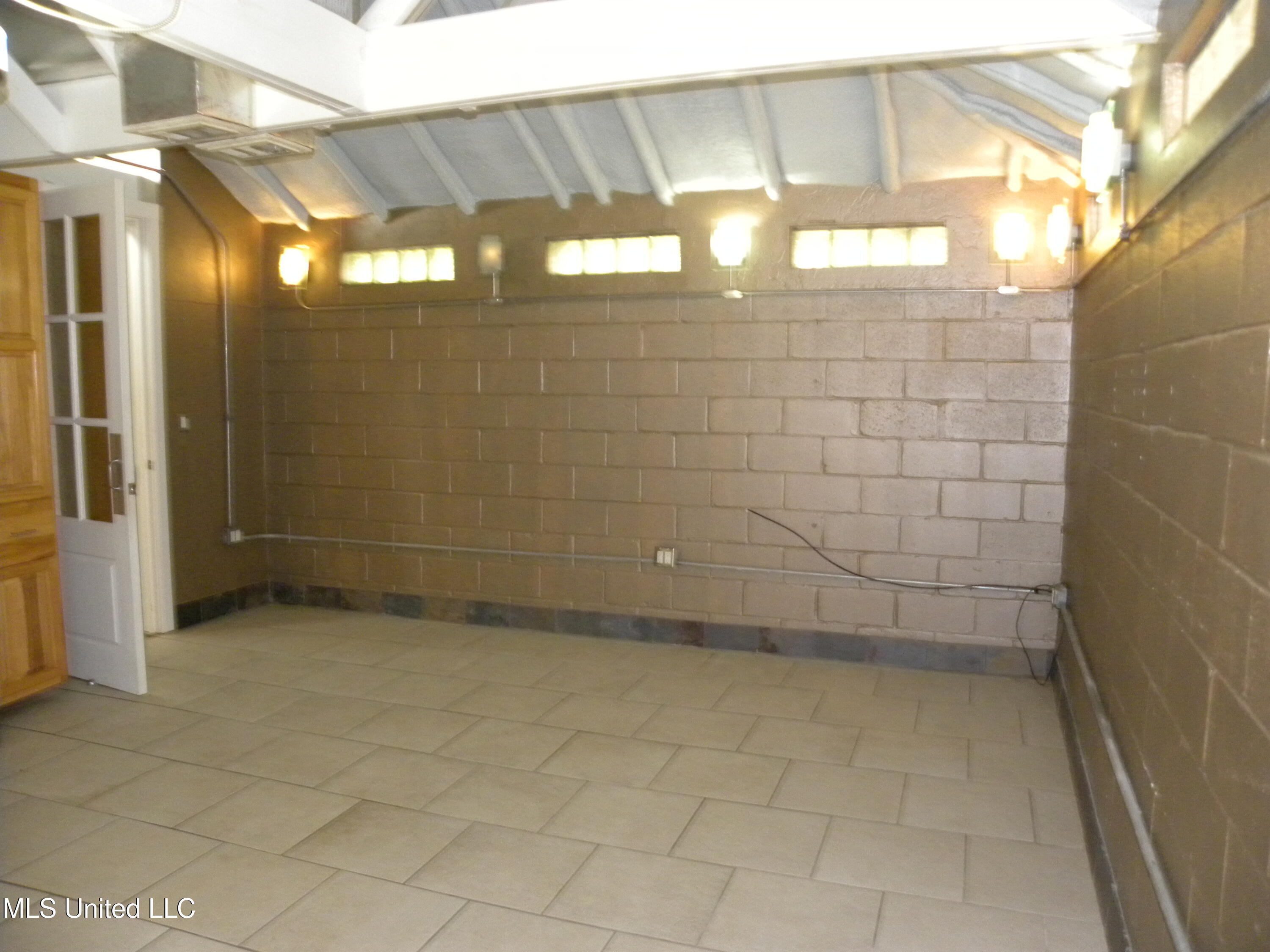 2096 Pat Lane Property Photo 3