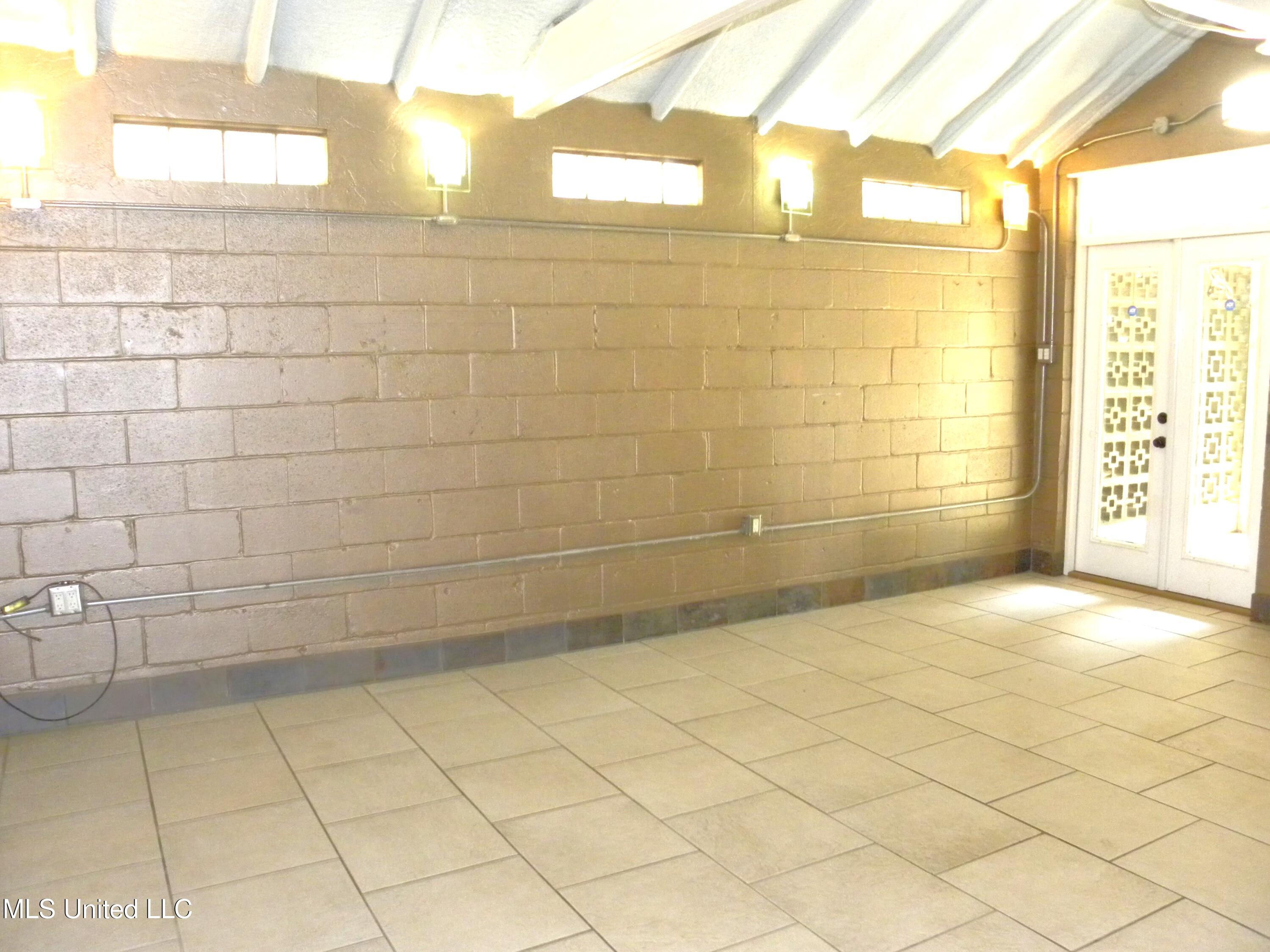 2096 Pat Lane Property Photo 4