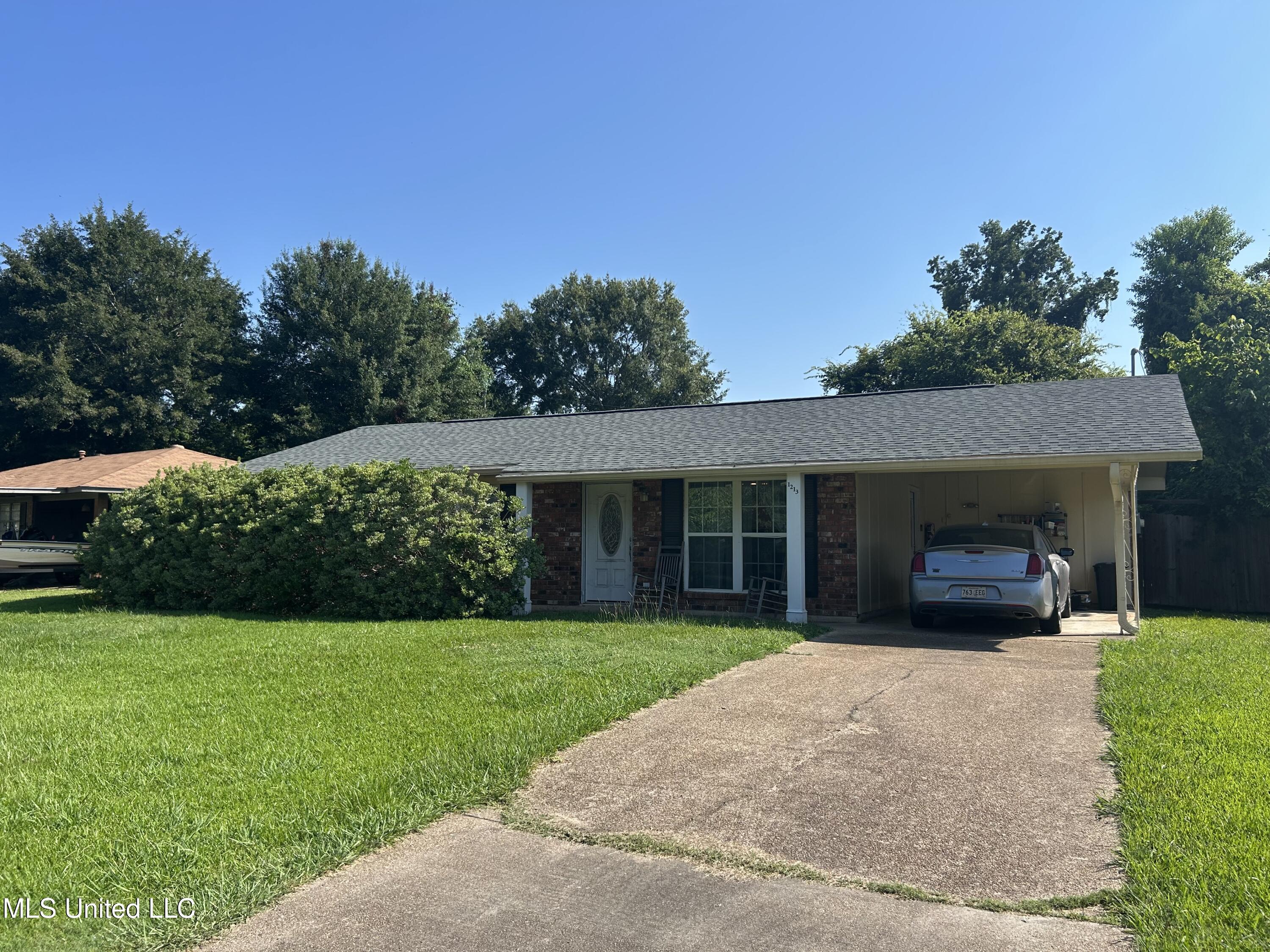 1213 Apple Street Property Photo 1