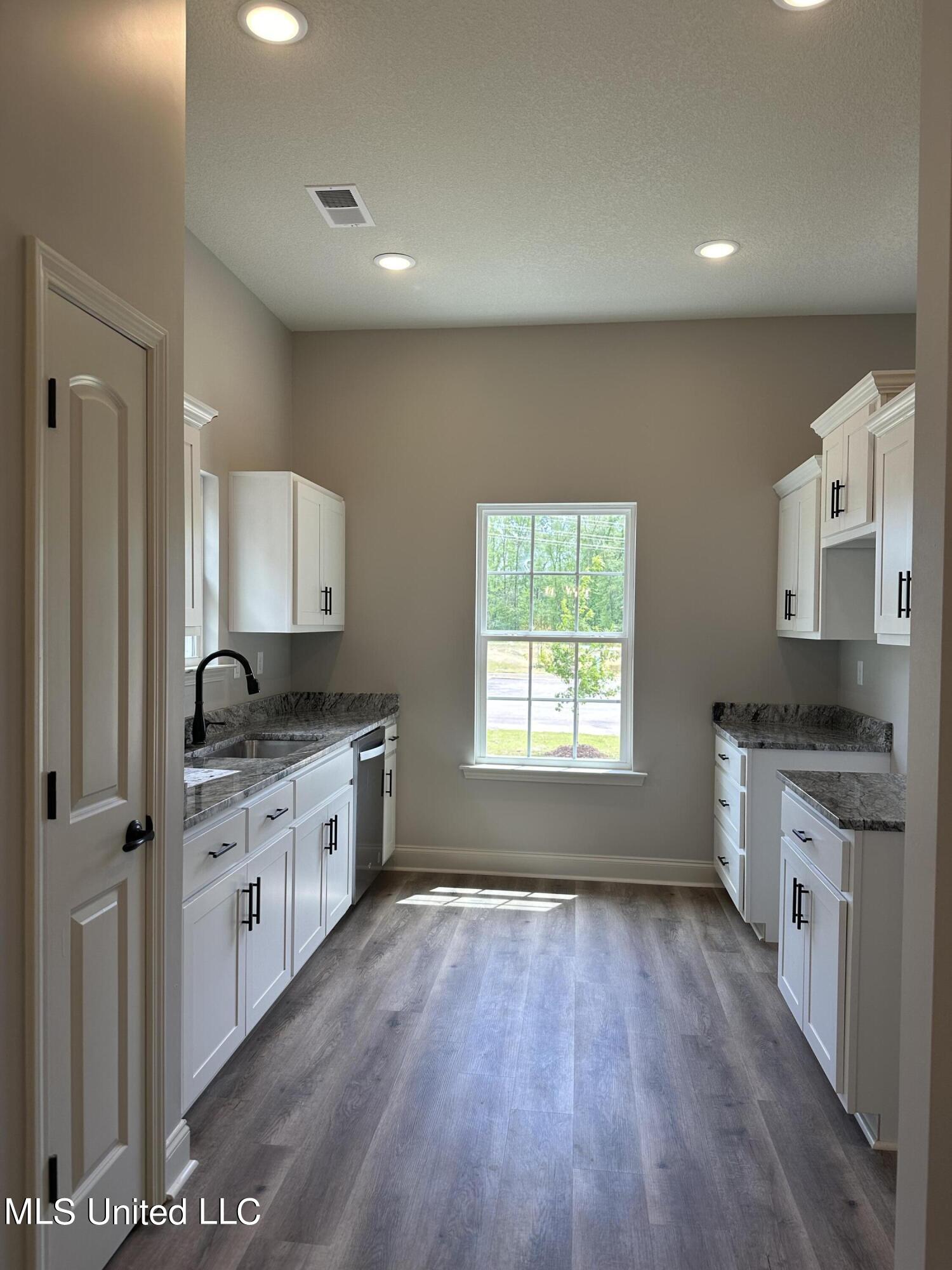 308 Flower Garden Drive Drive Property Photo 4