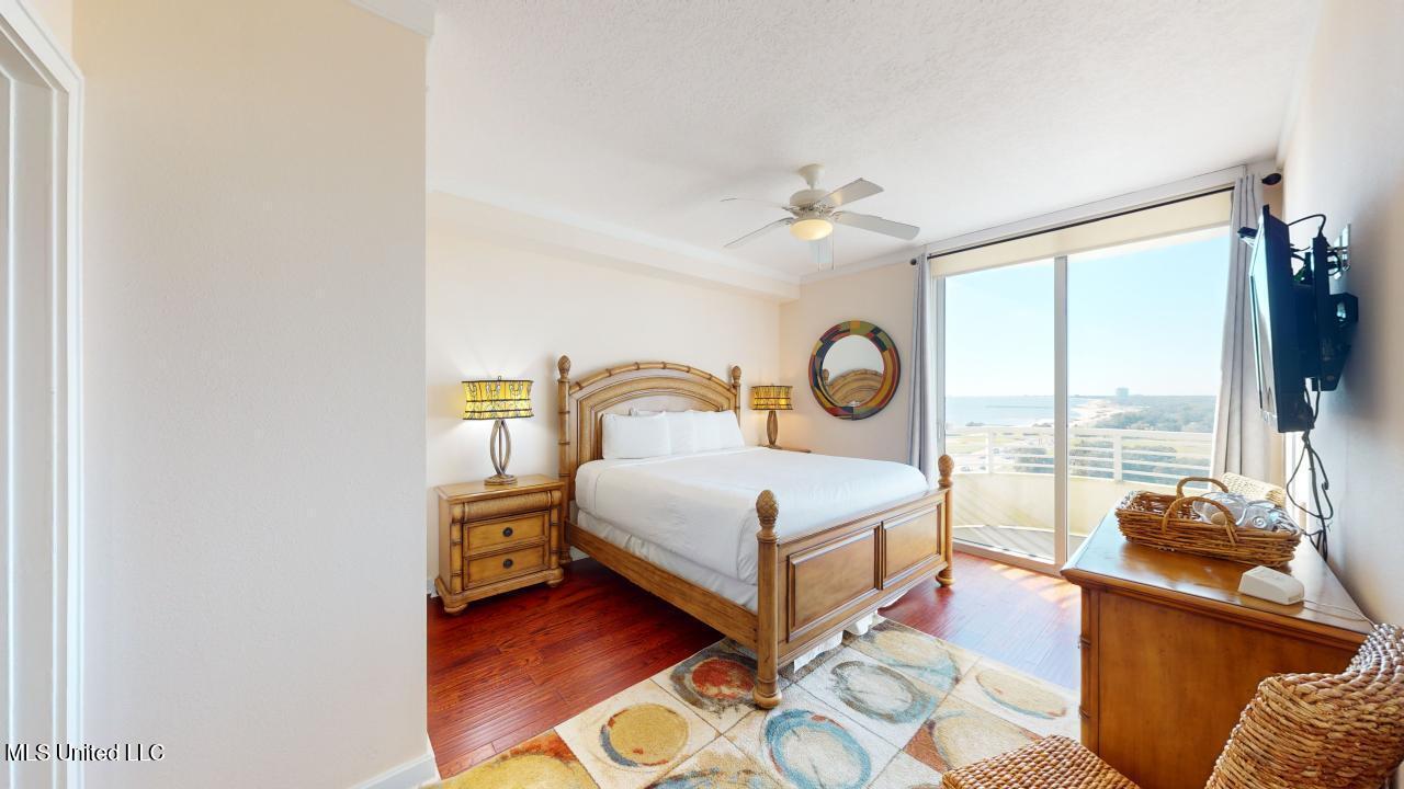 2060 Beach Boulevard Property Photo 8