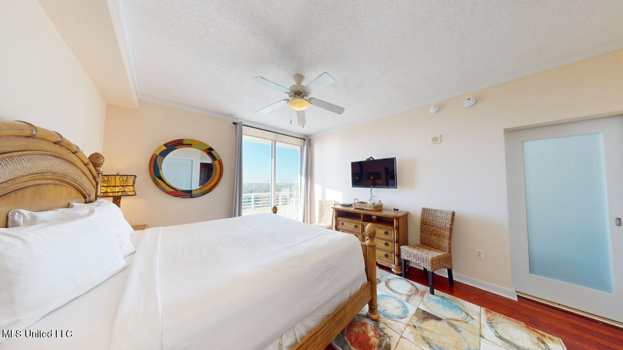 2060 Beach Boulevard Property Photo 9