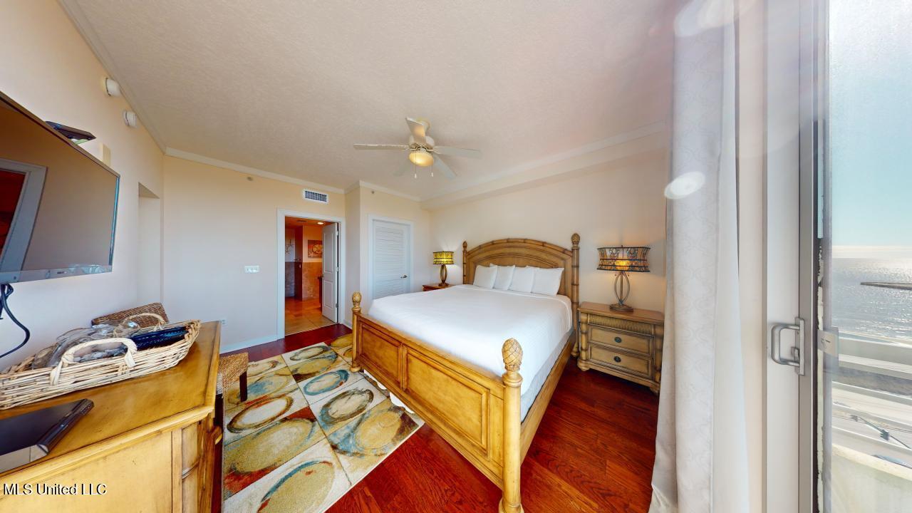 2060 Beach Boulevard Property Photo 10