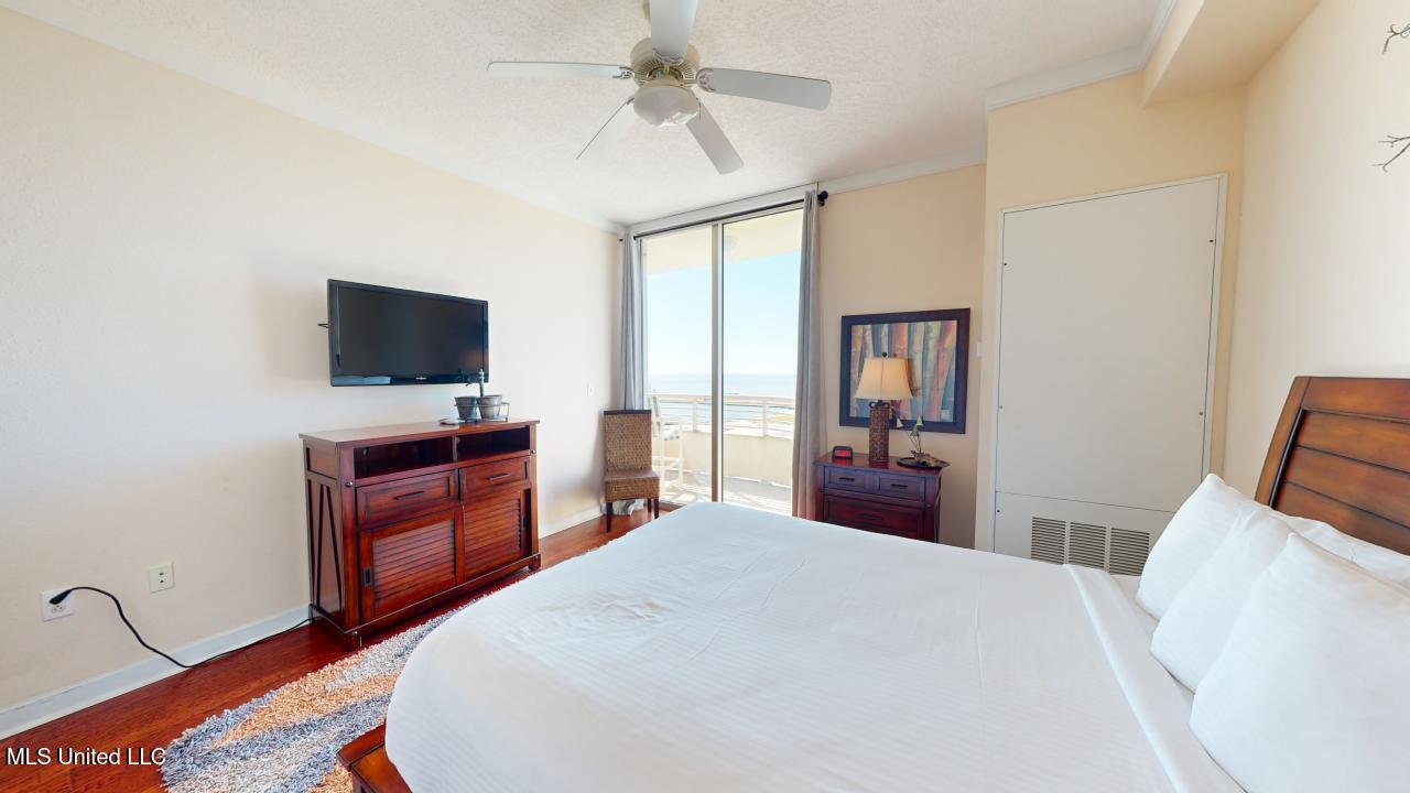 2060 Beach Boulevard Property Photo 14